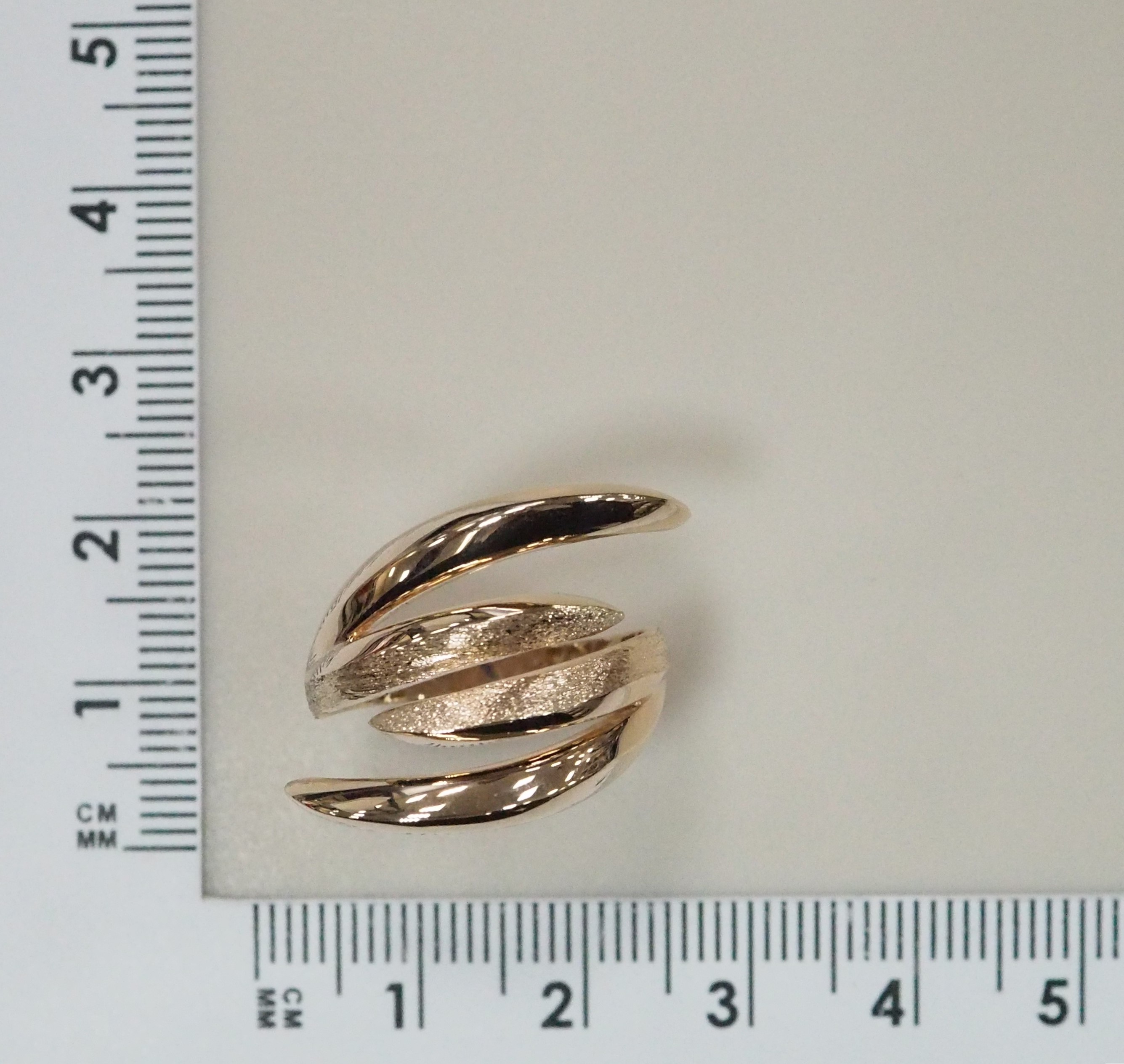 Незамкнутое кольцо из золота